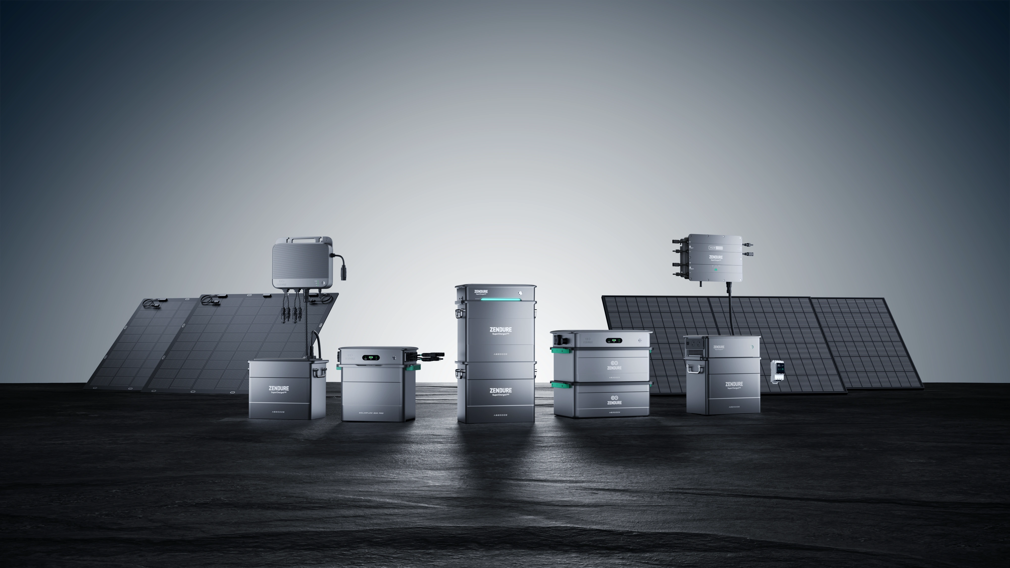 Zendure Solarflow produkte mit Solarmodulen im Hintergrund
