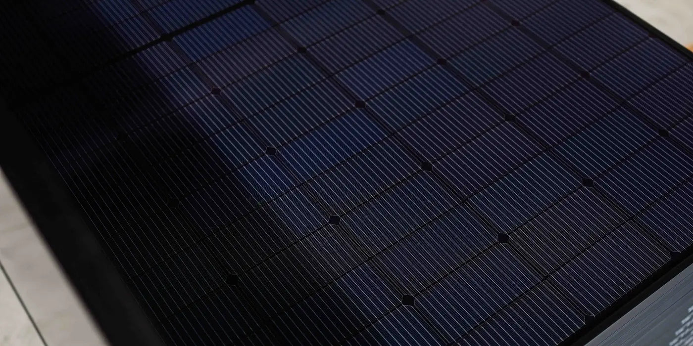 Palette mit schwarzen Meyer Burger Black Solarmodulen zur Verwendung eines Made in Germany Balkonkraftwerkes