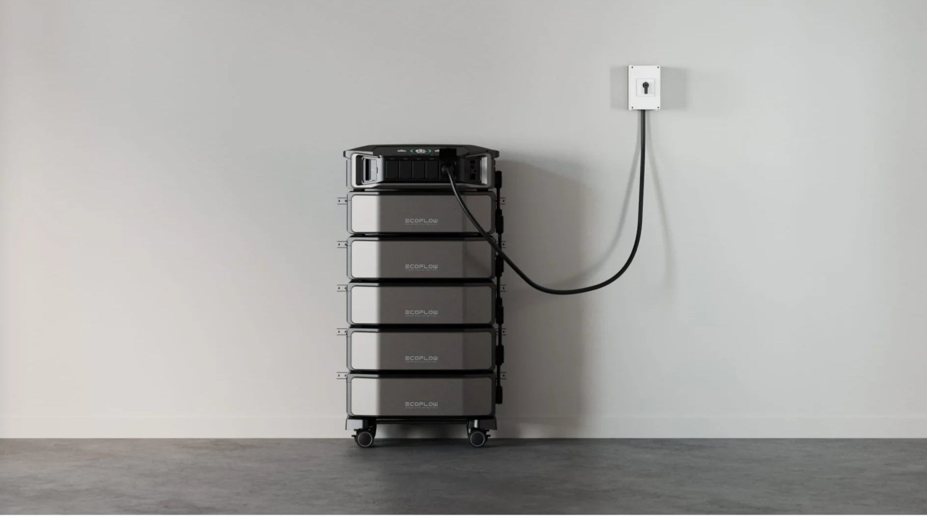 EcoFlow DELTA Pro Ultra mit 4 Zusatzbatterien vor einer weißen Wand, angeschlossen an einer Steckdose