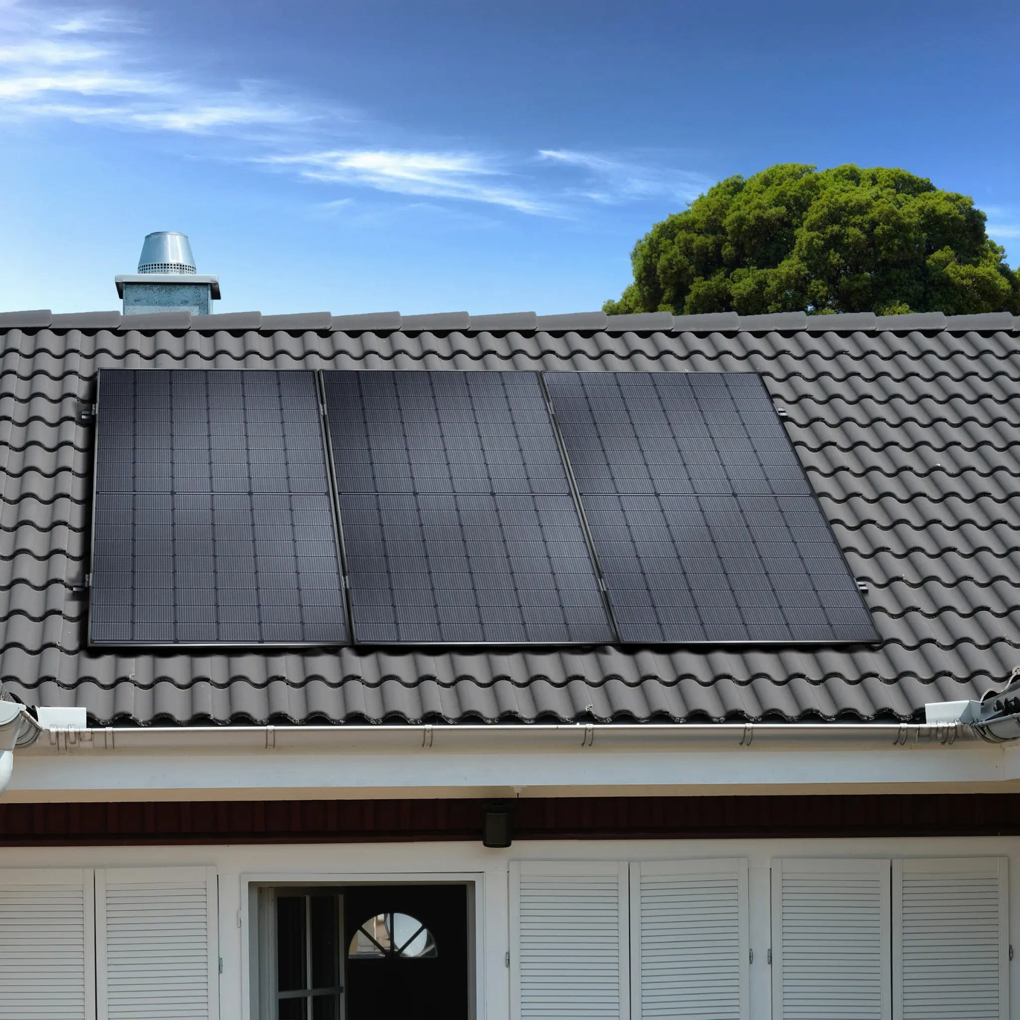 Balkonstrom Balkonkraftwerk Premium Roof 1200 Watt drei Solarmodule montiert auf Ziegeldach