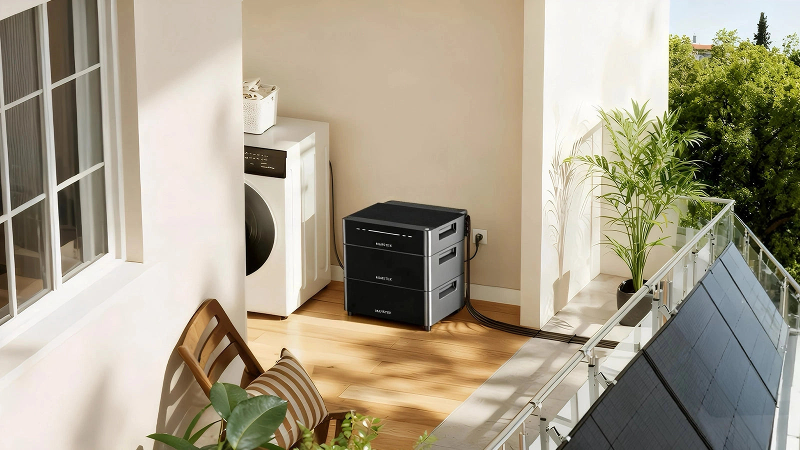 Marstek Venus D mit 2 mal  Erweiterungsbatterien auf Balkon  neben Waschmaschine, angeschlossen an Solarmodulen