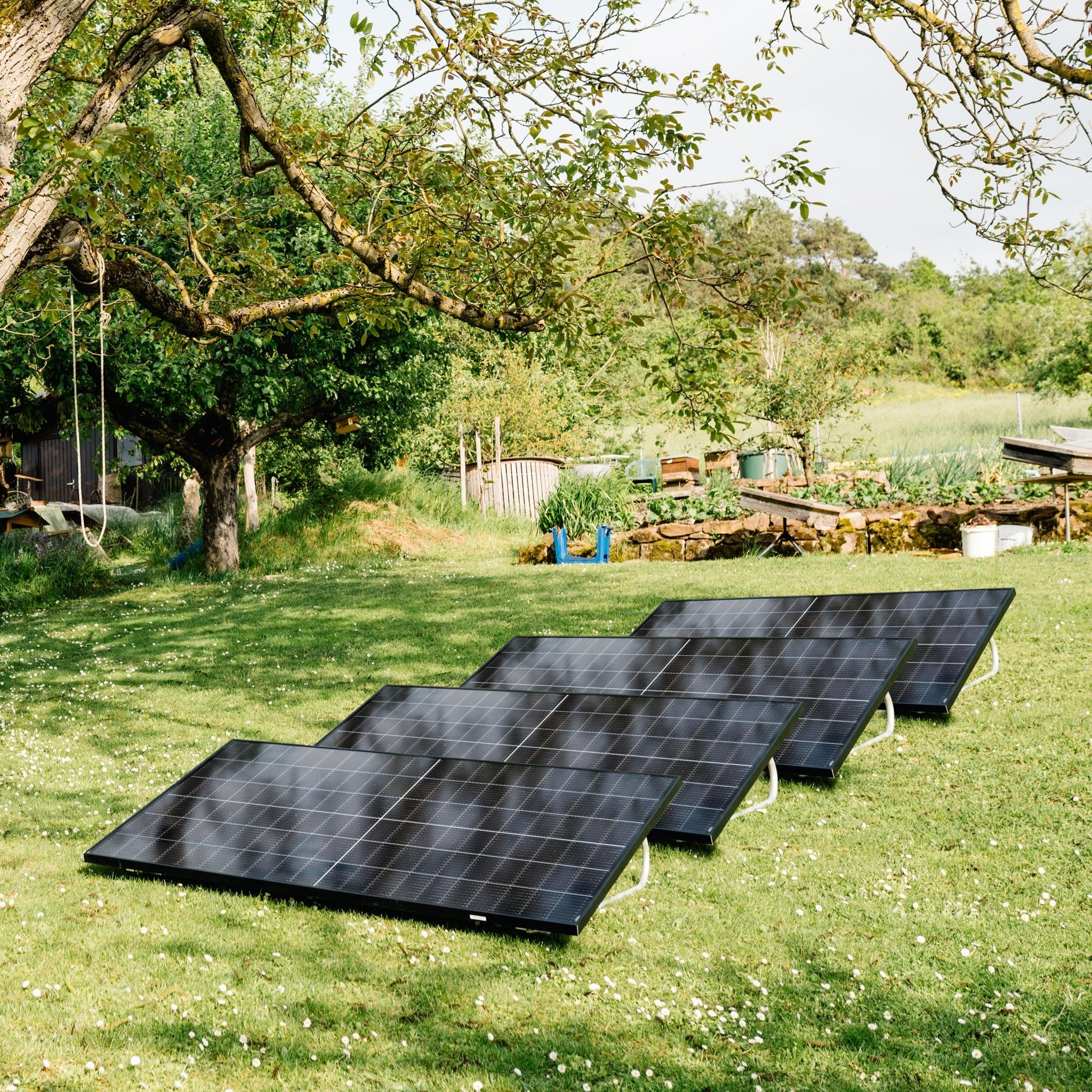 Balkonkraftwerk im Garten mit 4 Solarmodulen Basic Flat 1720